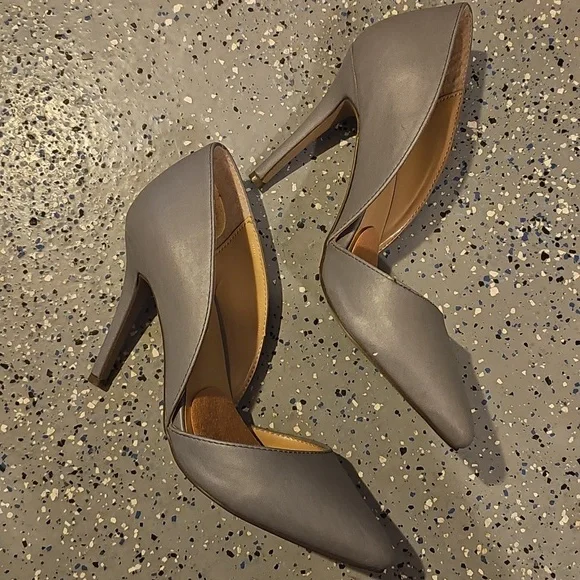 Breckelles Gray Women's Heels - Picture 2 of 4